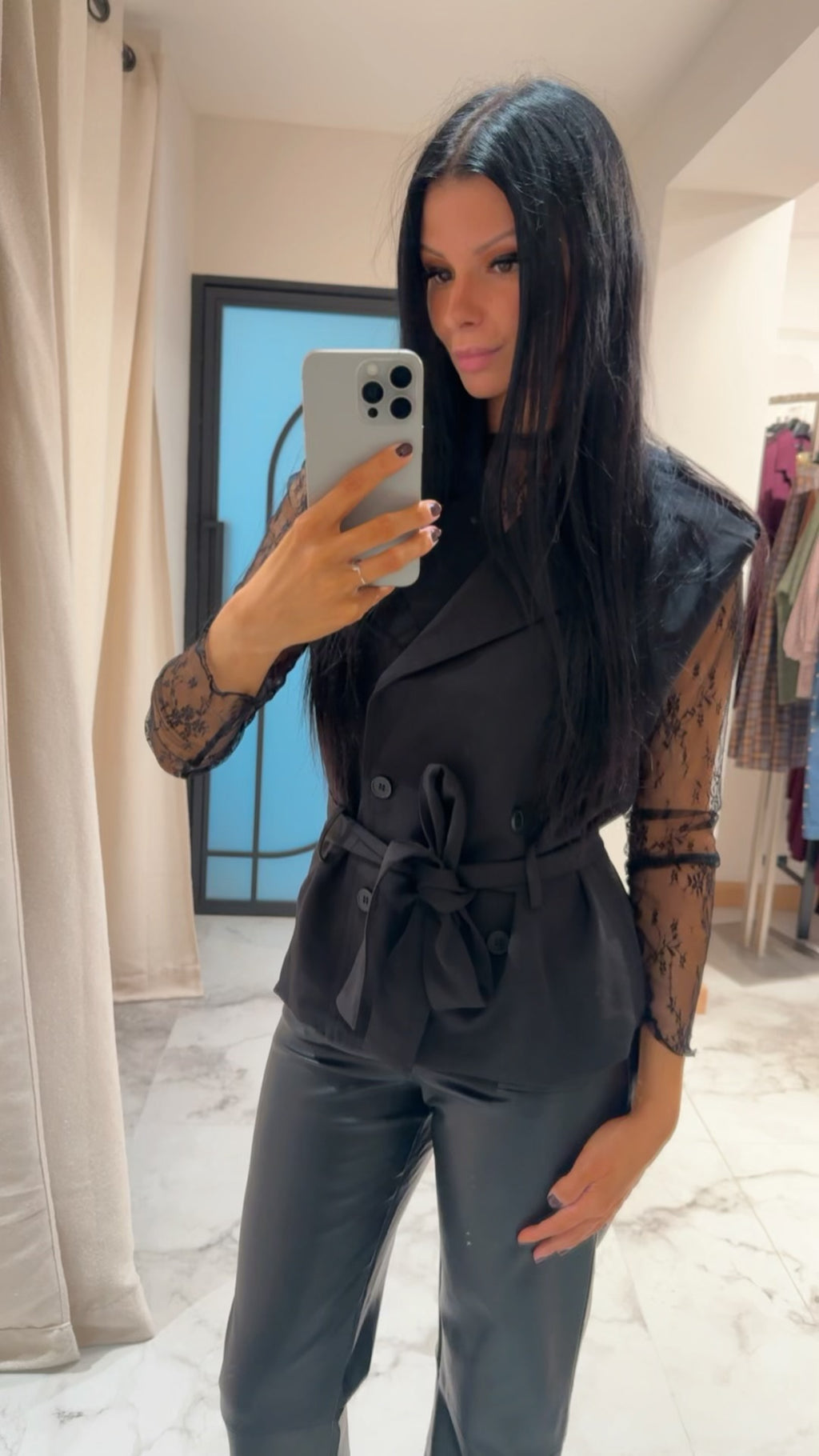 Noir soft Novi’s lace top