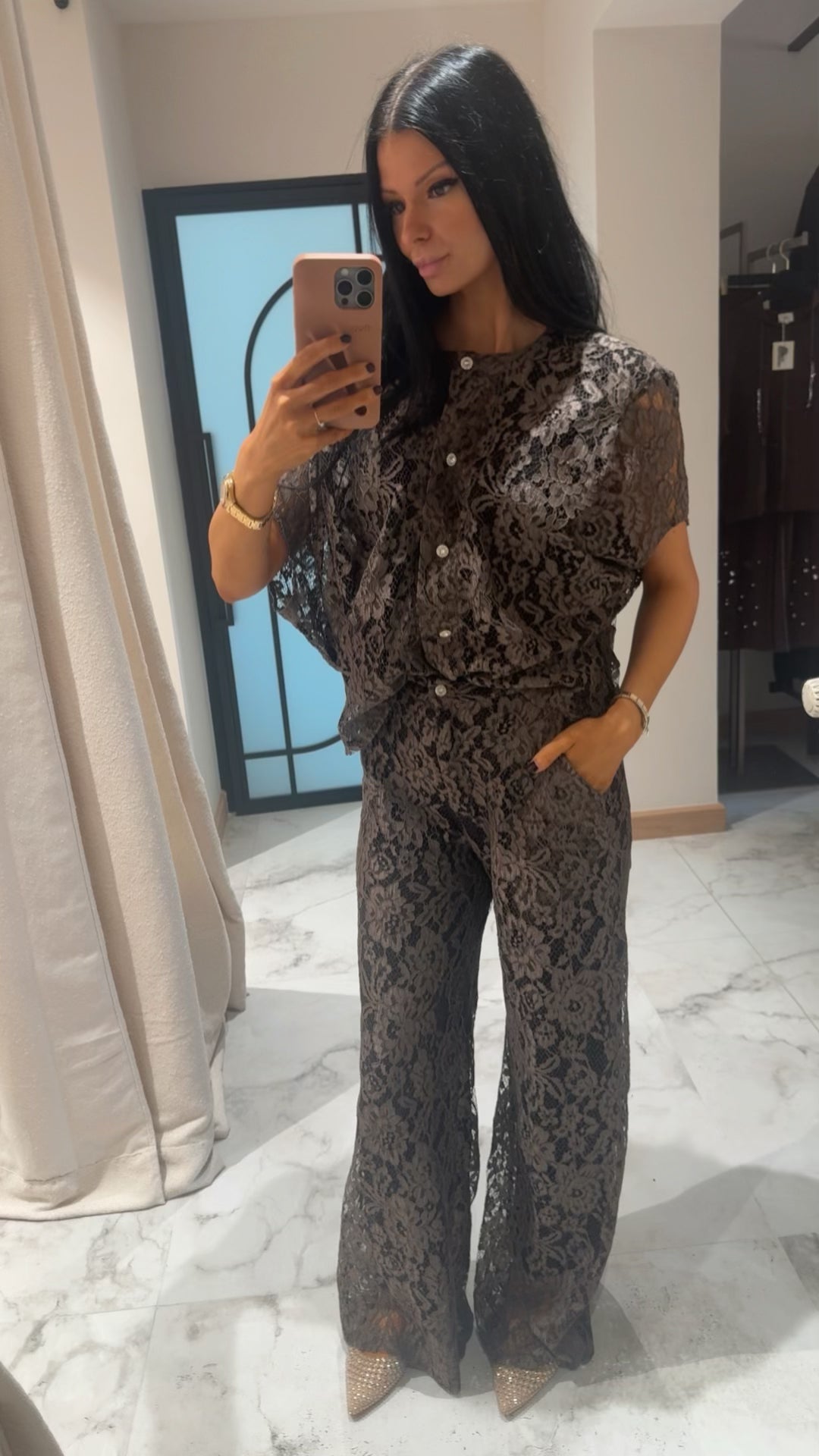 Les acolytes taupe lace blouse strass knoopjes
